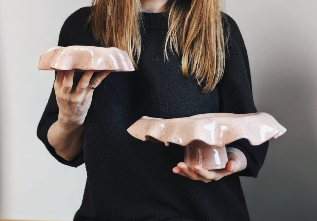 dwa naczynia ceramiczne misa i patera trzymane w dłoniach